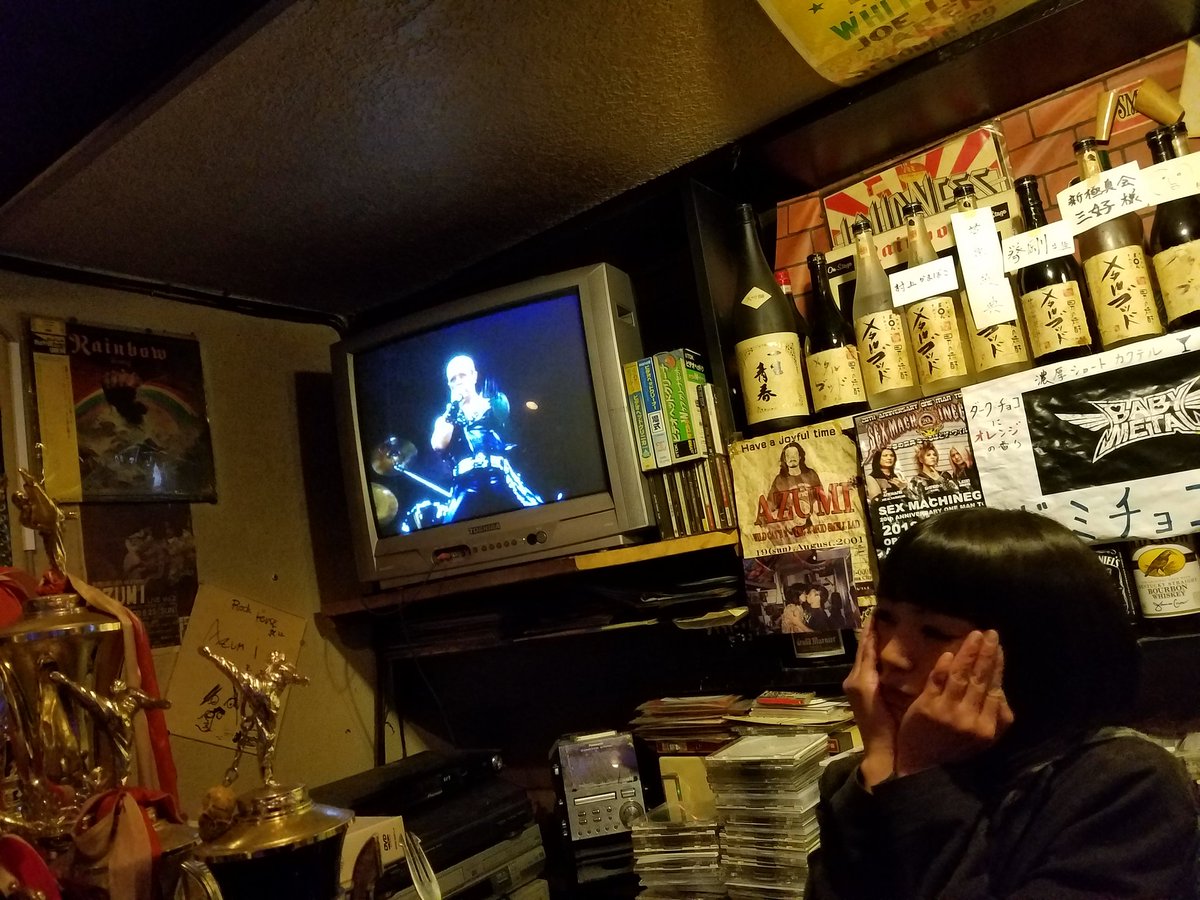 higakkymetal's tweet image. 100年ぶりくらいに、松山のハードロックバー「RockHouse」に来店🤘
JUDAS PRIESTを聴きながらDOWNLOAD FESTに向けて気持ちを高めます‼️
新規バイトのYOU-METALちゃん頑張ってます✨
#ハードロックバー
#RockHouse