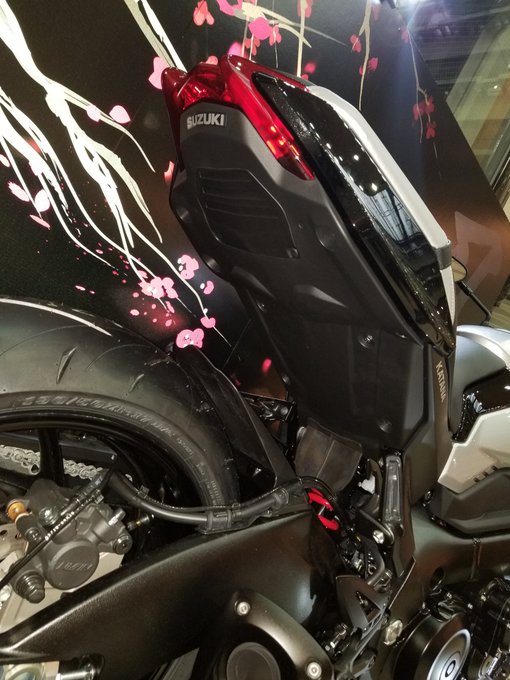 新型KATANAの見所はシート裏!
しっかり筋肉質なデザインがされててカッコイイ!
シートは短めですが横に広くて結構迫力が有りました⬆️
というか写真より肉眼の方が3割り増しで格好よく見えます。人間の空間の中の物体をとらえる能力の高さに驚かされます。 