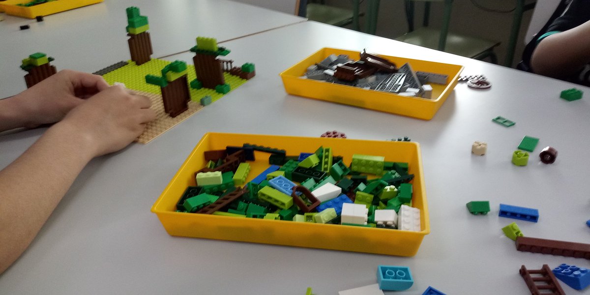 antonitovelez's tweet photo. #muevete2019 Proyecto Visibles y Diversas. Creando planetas nuevos con Lego en el colegio de Piornal https://t.co/aChn5uLXYj