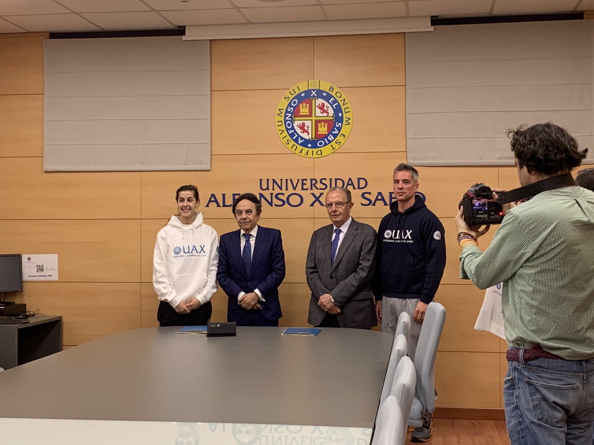 uaxuniversidad's tweet photo. Nuestro #PresidenteUAX firma un convenio con @CarolinaMarin y su entrenador Fernando Rivas 👇🏻 https://t.co/woVHsNOlB8