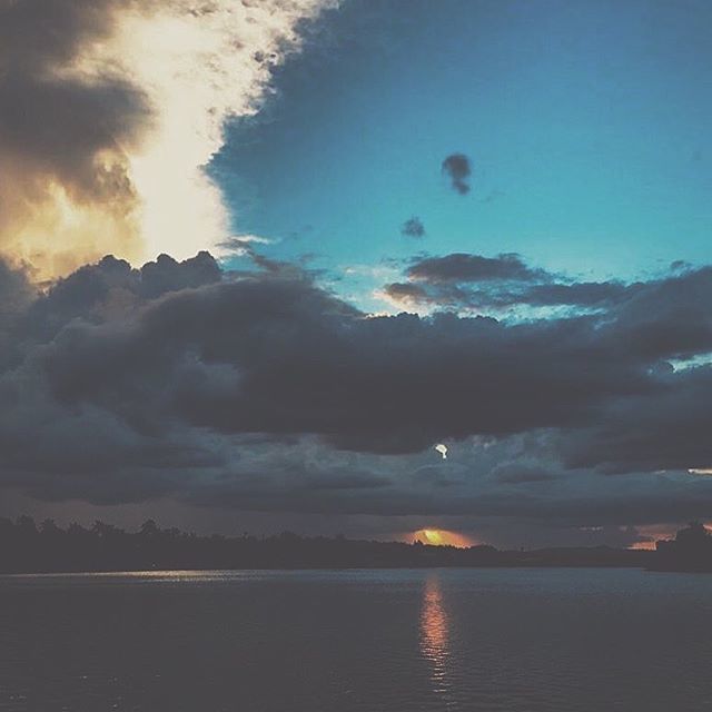 byvitormendes's tweet photo. Flames burn higher, skies on fire... #shotoniphone #iphone7 #byvitormendes #omelhorclick #tuesdaypic #fotodeterça #bh #belohorizonte #mg #ceudebh #fimdetarde #sunset #pampulha #lagoadapampulha #lightroom #vsco #ummaisum #elaeeu https://t.co/5JbxwVMpdm https://t.co/lGLeIynbT2
