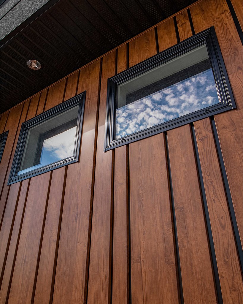 LUXArchProducts's tweet photo. Will we ever get tired of looking at LUX Random Plank projects? We highly doubt it! This house was beautifully finished by Ulan Homes in Mundare, AB #luxarchitecturalpanel #knottyredwood #randomplank https://t.co/cex6OYx1tg