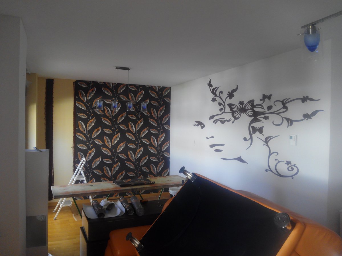 Losadart's tweet photo. Losadart. Pintura decorativa. #Salón #pintado en color #grisclaro #aplicación de #papelpintado en #pared #lateral y #motivofloral pintado en #pared #principal. #pinturadecorativalosadart https://t.co/ttyGbjpC8H