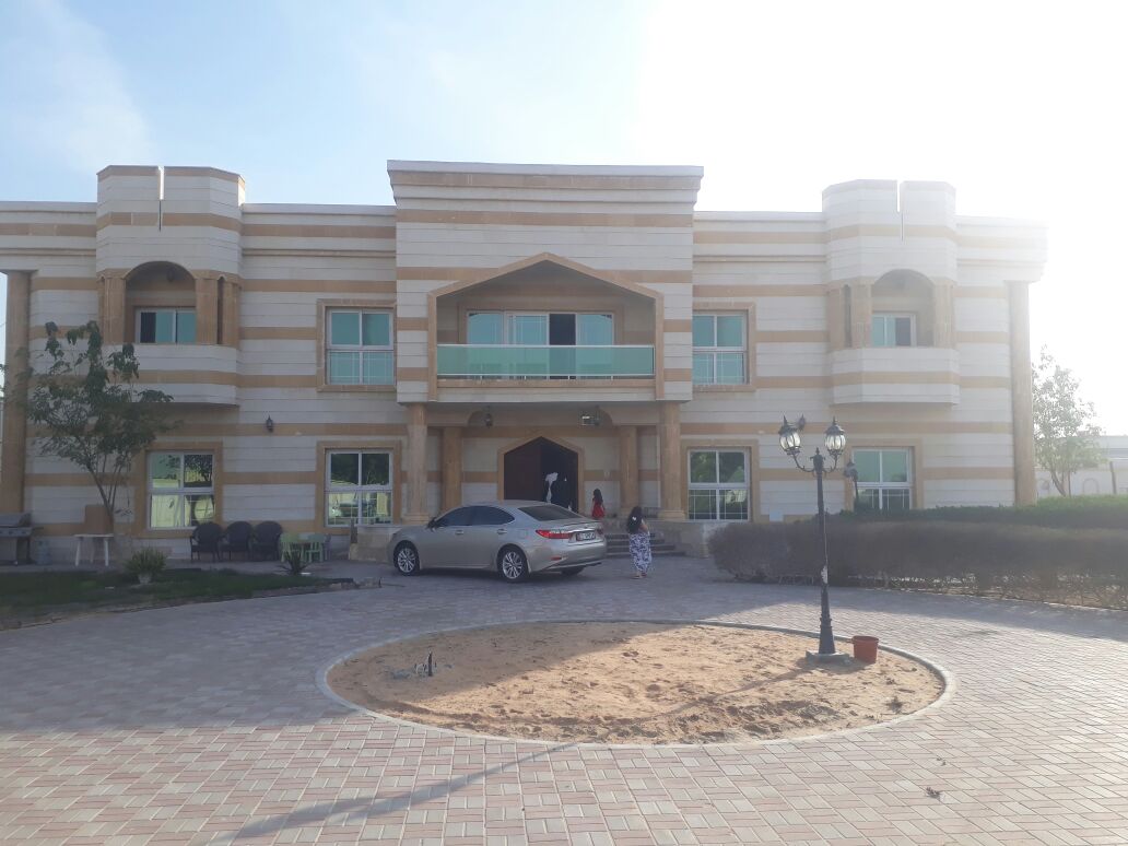 للبيع فيلا فخمة في منطقة الجرينة بالشارقة تتكون الفيلا من 4 اجنحه وكل جناح يتكون من 3 غرف ماستر وصاله ومجلس ومطبخ وغرفة خادمة والفيلا فيها سكن للحارس والعمال، تلبيس حجر اردني وحديقة كبيرة
مساحة الارض 61 الف قدم بسعر مناسب
للتواصل 0555670011 بومحمد