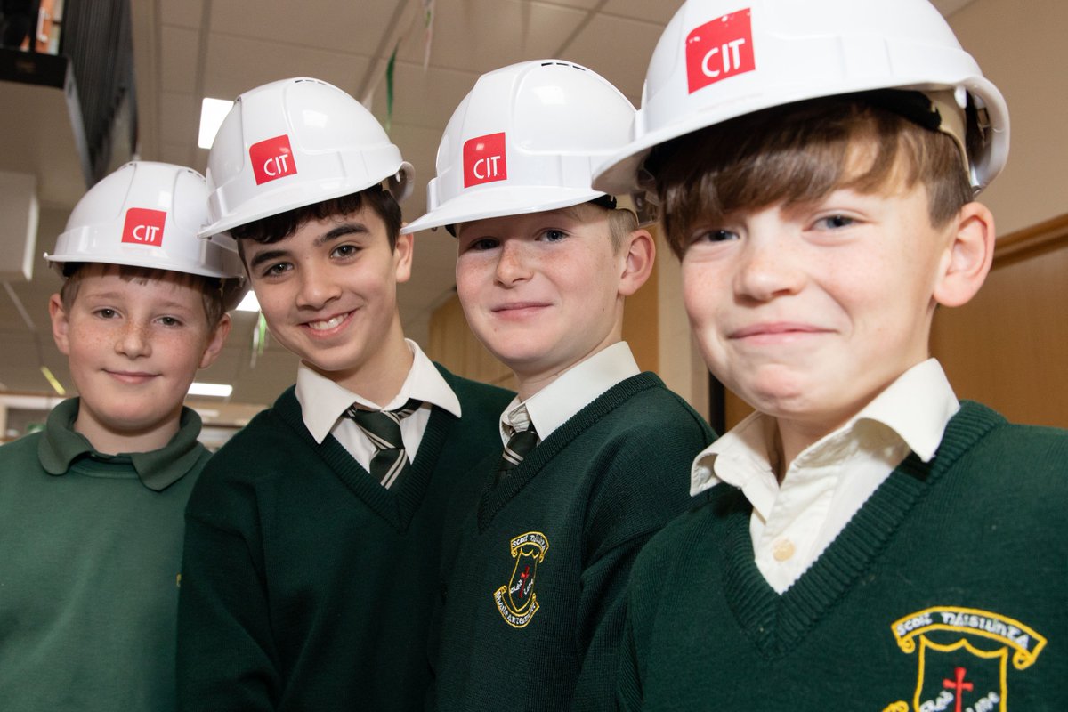 NormaWelchCork's tweet photo. ๐Kids from @BallintempleS having a ball at the Alice Perry's Amazing Adventure show with their teachers as part of #engineersweek2019 in @CIT_ie Future #engineers in the making๐๏ธ๐ Thank you to @EngineerIreland for providing the show๐
#STEMCIT #AthenaSwanCIT https://t.co/YDckmZdOJw