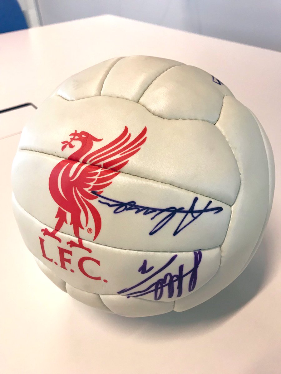 lequipedegreg's tweet photo. 🎁 SEMAINE EXCEPTIONNELLE 🎁

J-1 avant Bayern-Liverpool, gagnez le ballon officiel des Reds dédicacé par les joueurs 😍
Le meilleur reste à venir.. 😱

Pour le gagner, 2 étapes :

1️⃣. Retweeter ce tweet
2️⃣. Follow @lequipedestelle

Bonne chance! @lachainelequipe #EDE @newbalance https://t.co/9kb3u56TxV