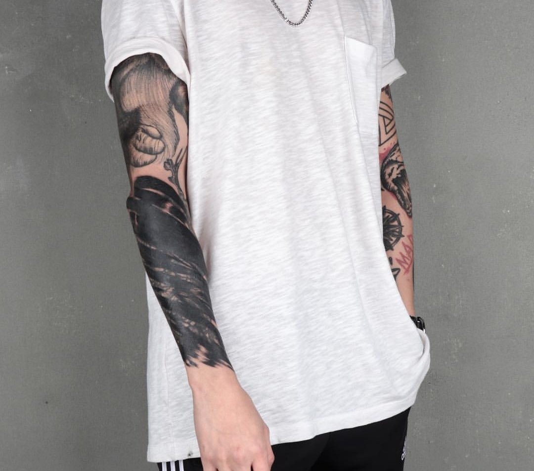 Panie i Panowie. Panowie i Panie. Jestem całkiem miły i ogólnie rzecz biorąc nie gryzę.  A towarzystwo potrzebne mi jest na gwałt.

Przyznaję, że poszukuję osóbek do rp.

Zasad z serduszkami i rt tłumaczyć nie będę, bo wiecie co robić. 
(Serce = dm)

A więc zapraszam do siebie.