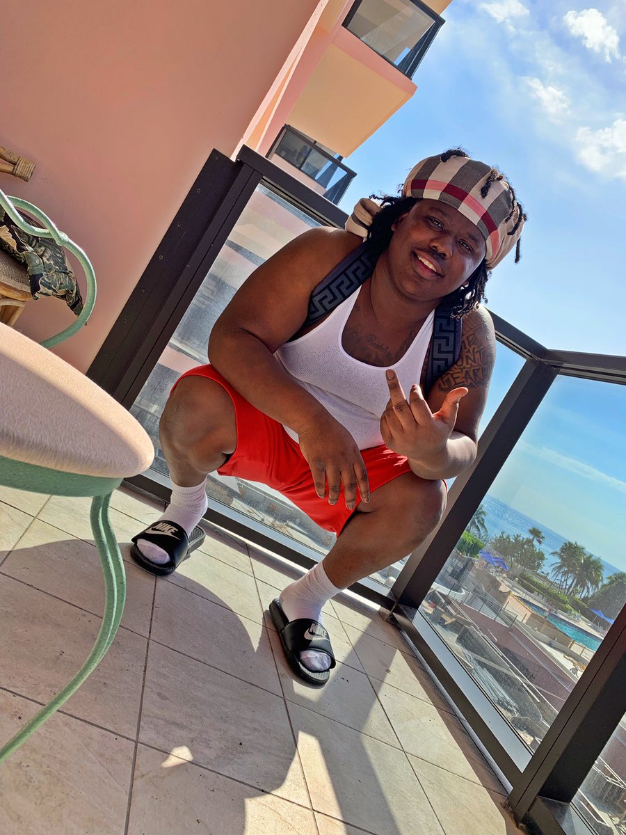 yrnfbg's tweet photo. #MiamiSpringBreak2K19 https://t.co/78jDLM9dSS