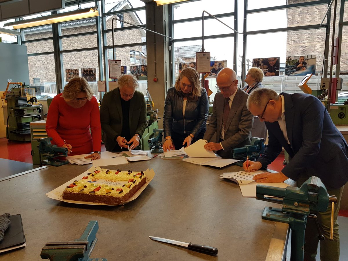 Cals College IJsselstein heeft samen met andere onderwijsorganisaties haar handtekening gezet onder een unieke samenwerkingsovereenkomst waarmee ze samen met het bedrijfsleven technisch onderwijs in de regio willen verstreken. Meer informatie op: ow.ly/CRNJ50n1Ddk