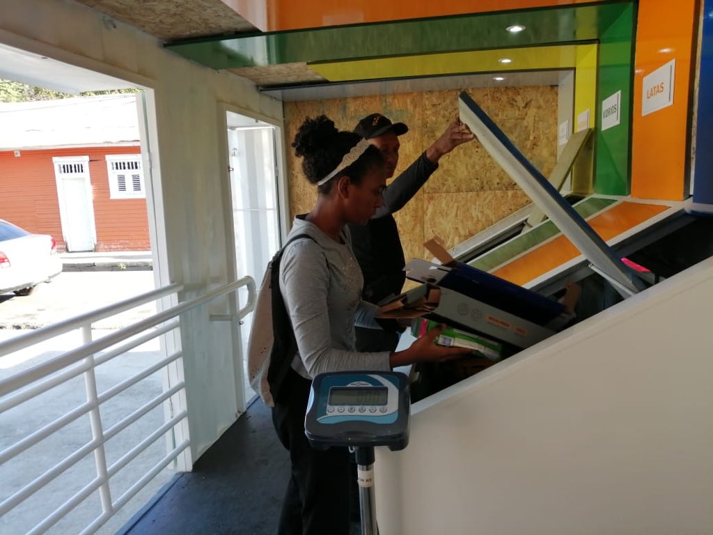 SDLCResiliente's tweet photo. ¡Arrancamos temprano a reciclar! Otras comunidades de Stgo. se trasladan al #PuntoVerdeDidáctico de #LosPepines de @AlcaldiadeStgo 

#LaBasuraNosEnferma #CiudadLimpiaCiudadanosSanos
#SantiagoReciclaConElCorazón #SantiagoAvanza #PorUnaCulturaEnReciclaje
#SantiagoCiudadResiliente https://t.co/Gt4dip6T47