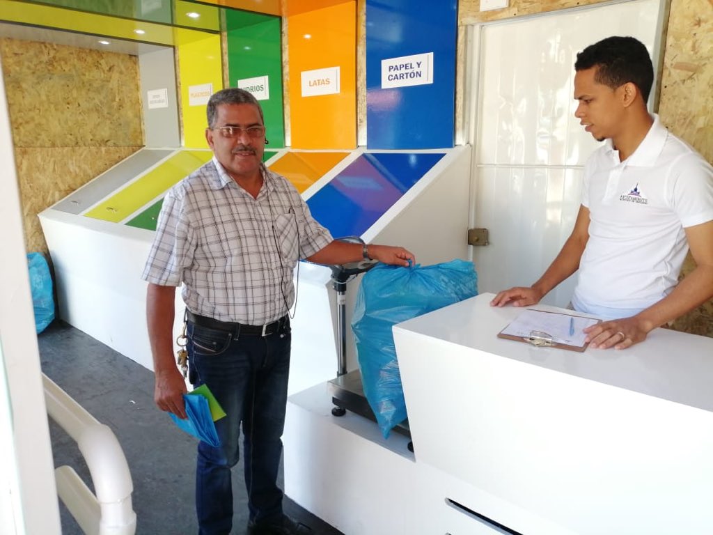 SDLCResiliente's tweet photo. ¡Arrancamos temprano a reciclar! Otras comunidades de Stgo. se trasladan al #PuntoVerdeDidáctico de #LosPepines de @AlcaldiadeStgo 

#LaBasuraNosEnferma #CiudadLimpiaCiudadanosSanos
#SantiagoReciclaConElCorazón #SantiagoAvanza #PorUnaCulturaEnReciclaje
#SantiagoCiudadResiliente https://t.co/Gt4dip6T47
