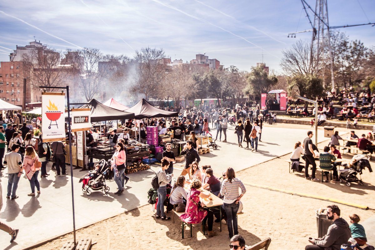 festivaldebbq's tweet photo. ➕ de 7000 personas👧🧔👩‍🦰👵
➕ de 10000 calçots 🥬🥬🥬
➕ 30 barbacoas echando humo 🌪️🌪️🌪️
➕ de 3 toneladas de leña 🌳🌳🌳
➕ de 300 kg de carbón 🔥🔥🔥
Estamos sin palabras 🤐 
Solo nos sale: ¡gracias a todos los que habéis hecho posible #Whatthefoc! ❤️ Larga vida a la brasa ✊ https://t.co/QmJaxgOjEI