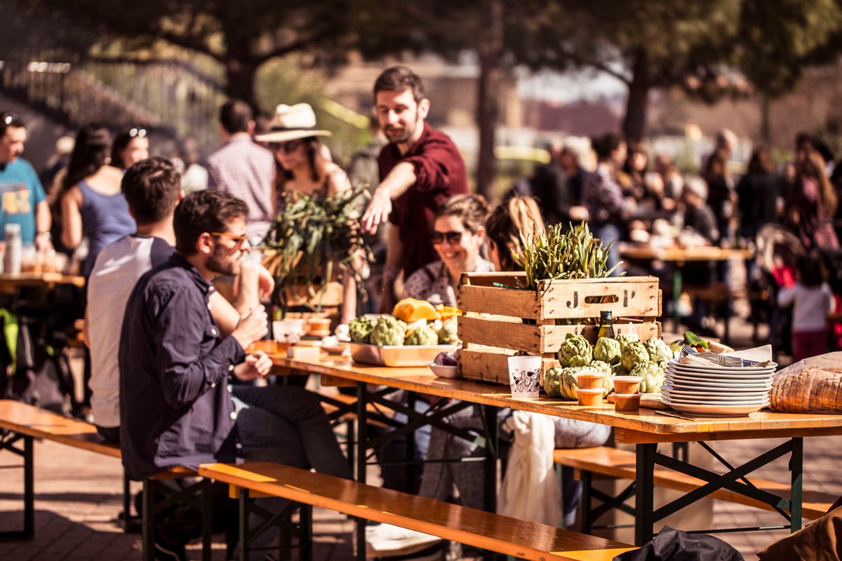 festivaldebbq's tweet photo. ➕ de 7000 personas👧🧔👩‍🦰👵
➕ de 10000 calçots 🥬🥬🥬
➕ 30 barbacoas echando humo 🌪️🌪️🌪️
➕ de 3 toneladas de leña 🌳🌳🌳
➕ de 300 kg de carbón 🔥🔥🔥
Estamos sin palabras 🤐 
Solo nos sale: ¡gracias a todos los que habéis hecho posible #Whatthefoc! ❤️ Larga vida a la brasa ✊ https://t.co/QmJaxgOjEI