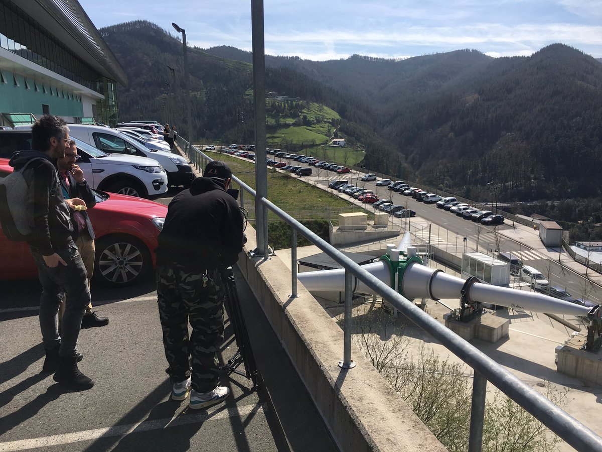 Cluster_Energia's tweet photo. Empezamos con el rodaje del vídeo sobre el proyecto Hazitek #IOENERGY tras grabar las instalaciones de WINDBOX junto a las empresas Glual e @Hine_Group en @IK4_TEKNIKER nos dirigimos a @ingeteam #Energía #Eólica #Fotovoltaica #Euskadi #BasqueCountry #digitalization #collaboration https://t.co/H3Cc85MzVO