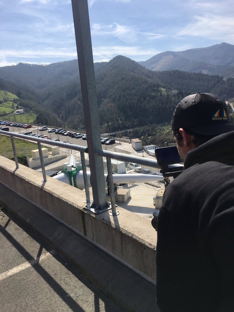 Cluster_Energia's tweet photo. Empezamos con el rodaje del vídeo sobre el proyecto Hazitek #IOENERGY tras grabar las instalaciones de WINDBOX junto a las empresas Glual e @Hine_Group en @IK4_TEKNIKER nos dirigimos a @ingeteam #Energía #Eólica #Fotovoltaica #Euskadi #BasqueCountry #digitalization #collaboration https://t.co/H3Cc85MzVO