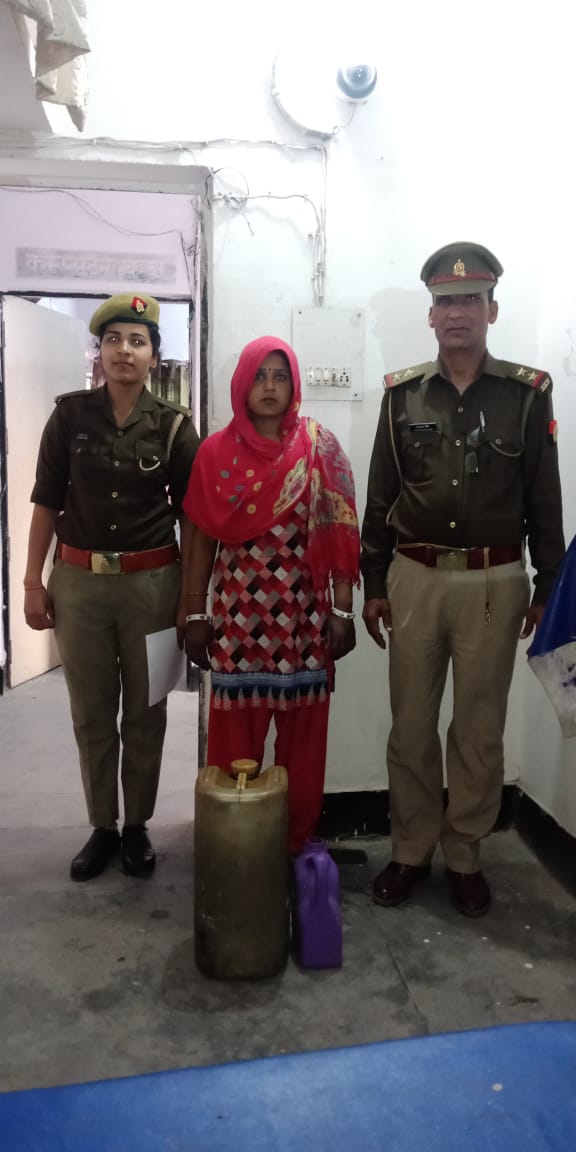 budaunpolice's tweet photo. आज दिनांक 12.03.2019 को थाना सहसवान #budaunpolice एवं आबकारी टीम की संयुक्त कार्यवाही में अवैध शराब निर्माण करते हुए मौके से 20 लीटर कच्ची शराब व शराब बनाने के उपकरणों सहित एक महिला को गिरफ्तार किया गया । @budaunpolice @igrangebareilly @adgzonebareilly @Uppolice https://t.co/qNQTlxeyCh
