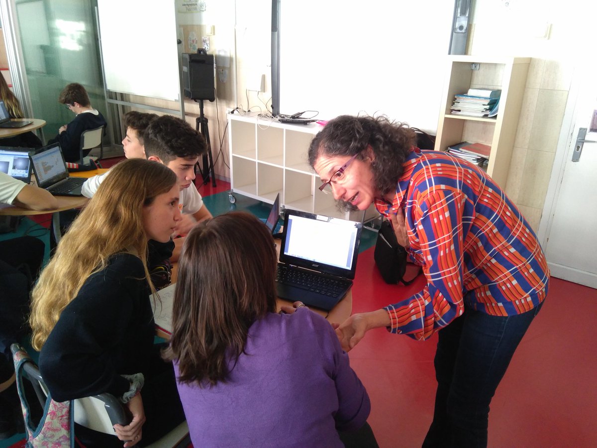 carmennavarro1's tweet photo. @nazaretoporto Hoy en #TPR 2ESO avanzamos en el conocimiento de las variables y su uso en la creación de vídeojuegos matemáticos con @scratch . #PensamientoComputacional 
#ProblemSolving #ProyectosSTEM 
@CARBONCA @CapillaMJ https://t.co/Ql1bvJ8hLW