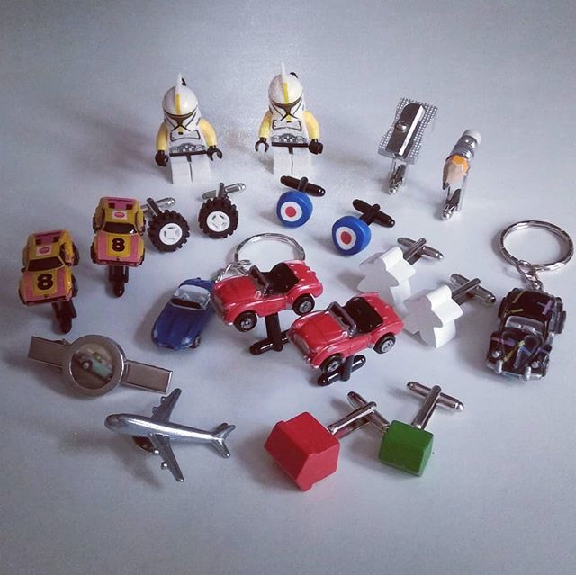CoolCarCuffs's tweet photo. Little collection of my stock in case any of you lot need to get ready for wedding season.
#cufflinks #tiepin #keyring #lapelpin #lego #starwars #micromachines #monopoly #jaguar #vw #boeng #triumph #meeples #mod #etype #beetle #homemade #logo
coolcarcuffs@gmail.com https://t.co/3iqzgJtfY5