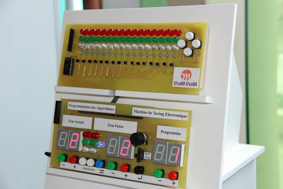 Benoitpatey's tweet photo. Thierry Delattre @thamographe présente son prototype de la machine de Turing à des lycéens de seconde, à l'occasion de la #semainedesmathslille au Le PLUS @LePLUStwitte de Cappelle-la-Grande. https://t.co/d8u8Qc0GGN