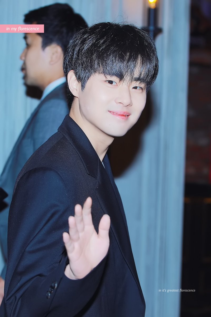 inmyflorescence's tweet photo. 190311 갈 땐 가더라도 보정하고 가라는 신의 계시였나...! (꒪ȏ꒪;) #조병규 #병규 https://t.co/hjxhk3kGia