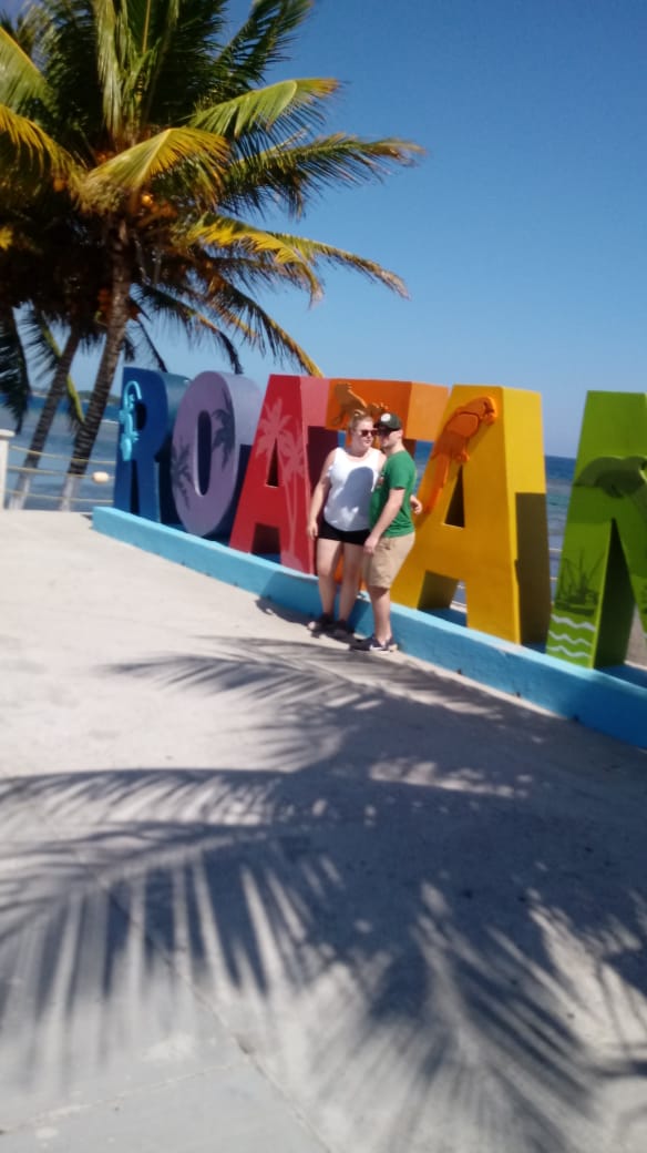 2ksRoatan's tweet photo. #westbay beach #mahoganybay #islandtour #carnivalcruisers #mahoganybay #Roatanexcursion #sloth #monkeys. https://t.co/MSFd7Ieqjc