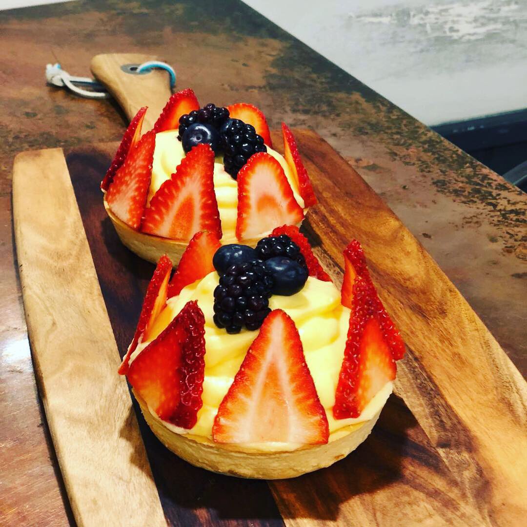 Fresh fruit creme patisserie tartlet, indulgent but very necessary.
.
.
.
.
#barpiazzanewport #pugliacafe #torta #foodporn #delicious #ididntchoosethesweetlife #friarswalk #handmade #theport