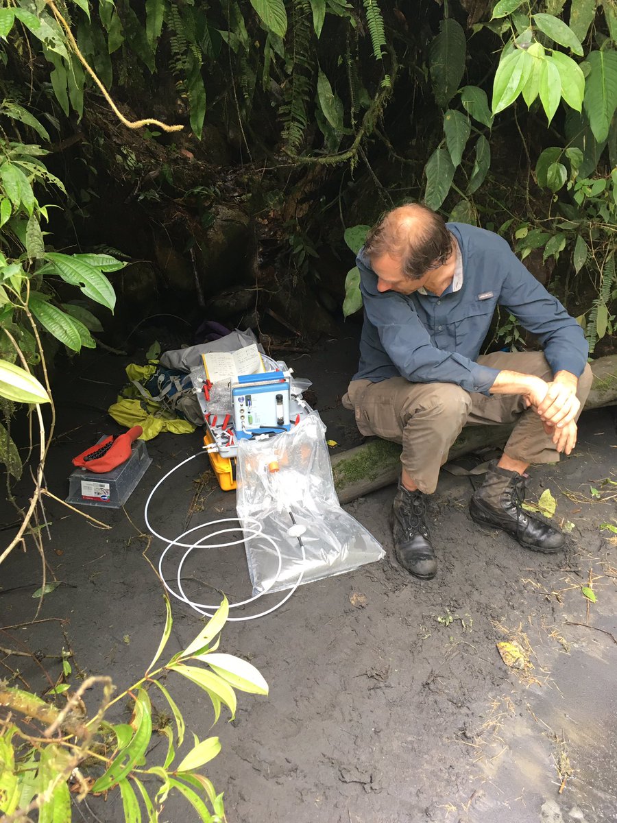 Measuring and trapping #CO2 in this turbid Andean river, for #radiocarbon analyses to understand carbon cycling @geoCcycle @drjoshwest @pp_systems