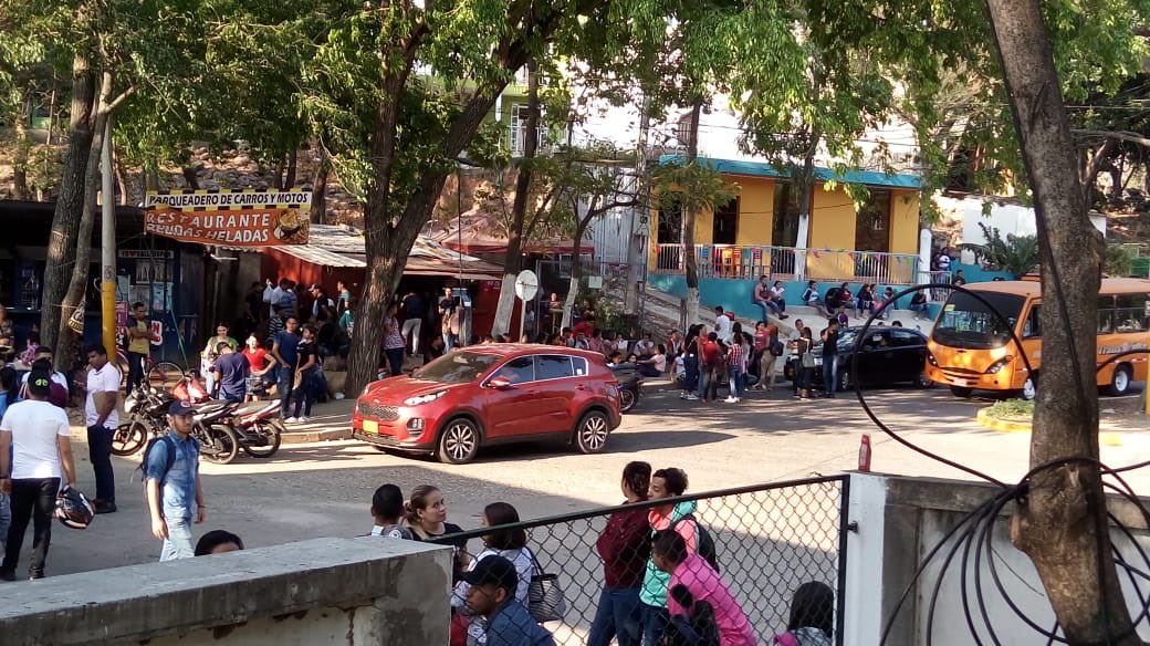 todossomosupc_'s tweet photo. En esto se ha convertido la @Unipopularcesar en esta administración. Un Rector que no le importan los docentes, que no le importan los empleados y que mucho menos le importa los estudiantes, a los cuales los ponen hacer colas desde la noche para hacer un trámite. Que vergüenza! https://t.co/j3Nd9gFcj1