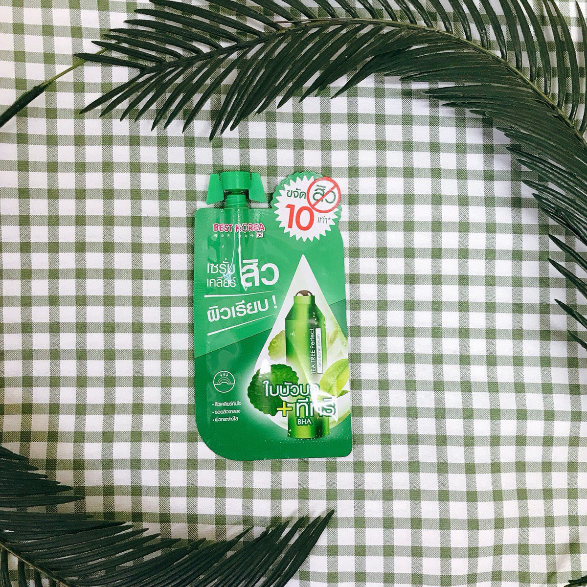 Naitong9's tweet photo. เจอตัวนี้มา Best Korea Tea Tree Serum ถูกและดีที่ 7-11 😍🌿 เป็นเซรั่มเคลียร์สิวทีทรีใบบัวบก ใช้ได้กับสิวทุกประเภทเลยอะจบครบที่ตัวเดียว ช่วยลดรอยดำรอยช้ำรอยแดง เราชอบโปะๆ บริเวณที่มีสิวจริงๆ จะใช้ทาทั่วหน้าก็ได้ เป็นสูตรใหม่เห็นผลไวขึ้น เร���ศ 49 บาทเอง❣️ #รีวิวเซเว่น #howtoperfect https://t.co/aQG04LvjDm