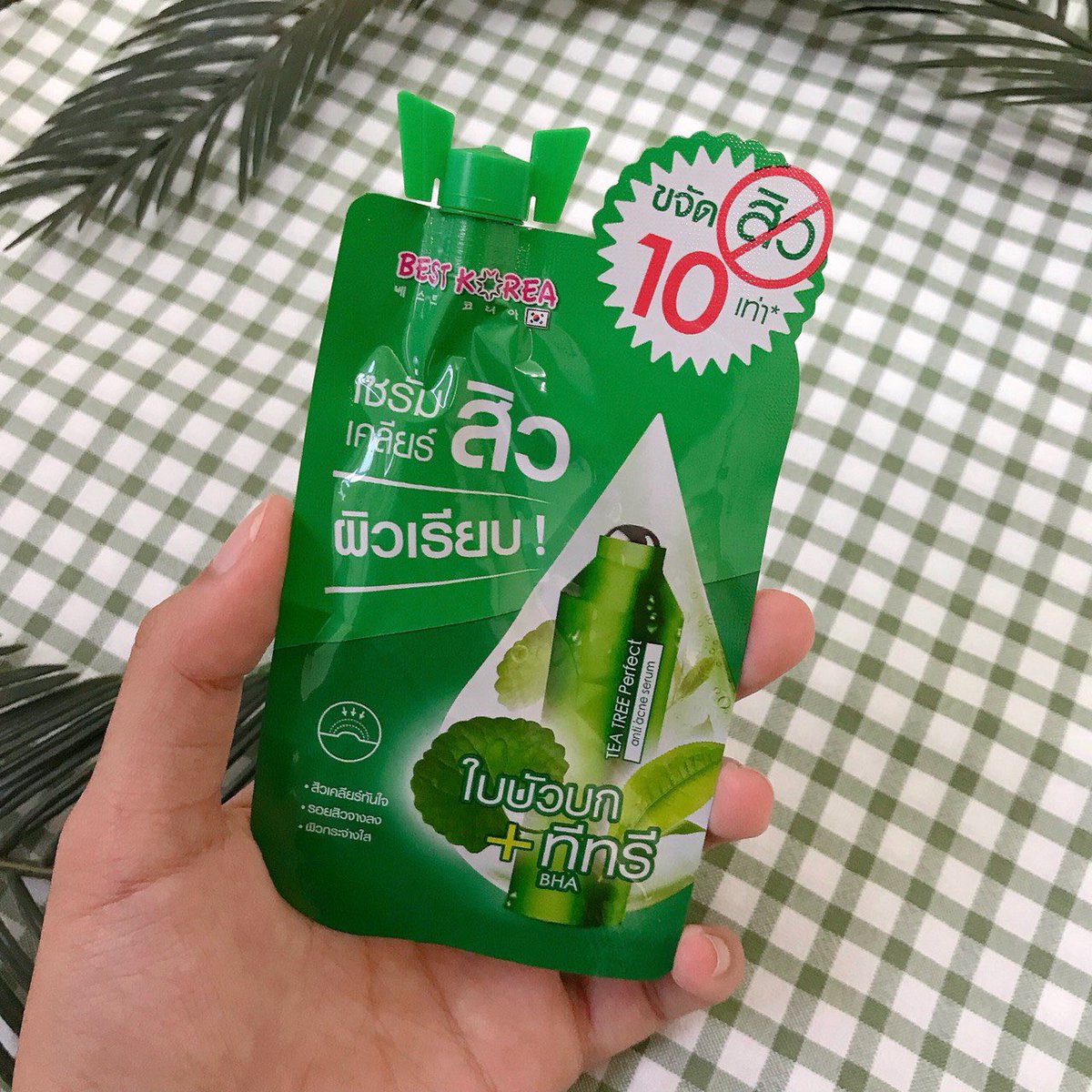 Naitong9's tweet photo. เจอตัวนี้มา Best Korea Tea Tree Serum ถูกและดีที่ 7-11 😍🌿 เป็นเซรั่มเคลียร์สิวทีทรีใบบัวบก ใช้ได้กับสิวทุกประเภทเลยอะจบครบที่ตัวเดียว ช่วยลดรอยดำรอยช้ำรอยแดง เราชอบโปะๆ บริเวณที่มีสิวจริงๆ จะใช้ทาทั่วหน้าก็ได้ เป็นสูตรใหม่เห็นผลไวขึ้น เร���ศ 49 บาทเอง❣️ #รีวิวเซเว่น #howtoperfect https://t.co/aQG04LvjDm