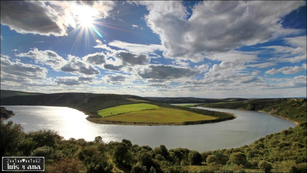 Meandro en el río Aliste entre Losacino y Castillo De Alba #Zamora 
📷 <a href="/LuisyAnaFoto/">Luis&AnaFoto</a>