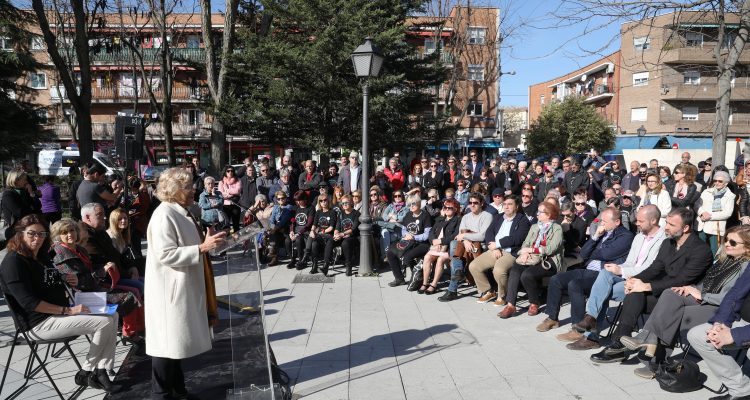 MADRID's tweet photo. Madrid recuerda a las víctimas del síndrome del aceite tóxico en un acto en Villa de Vallecas organizado por la plataforma Seguimos Viviendo al que han asistido la acaldesa @ManuelaCarmena y la ministra de sanidad, Mª Luisa Cacedo. https://t.co/xiL6rmAQO4 https://t.co/CHYCYxfl73