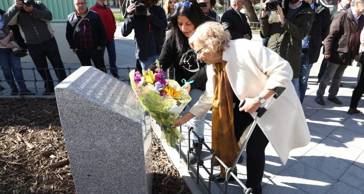 MADRID's tweet photo. Madrid recuerda a las víctimas del síndrome del aceite tóxico en un acto en Villa de Vallecas organizado por la plataforma Seguimos Viviendo al que han asistido la acaldesa @ManuelaCarmena y la ministra de sanidad, Mª Luisa Cacedo. https://t.co/xiL6rmAQO4 https://t.co/CHYCYxfl73