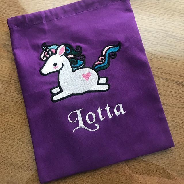 MadebyJayney's tweet photo. This #cuteunicorn #dicebag was shipped to its new home yesterday. I love how well the #unicorn design stands out against the purple.
Get your own #customdicebag (link in bio)
#dnd #dnddice #rpg #rpgdice #rpgdicebag #personalised #personaliseddicebag
#… https://t.co/gSgpOcLIYJ https://t.co/xA6lboA8Kf