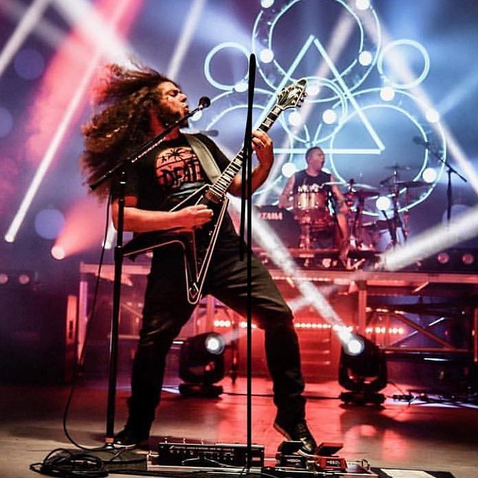 Happy birthday to the musician who carrys me thru life with his genius tunes. Claudio Sanchez 