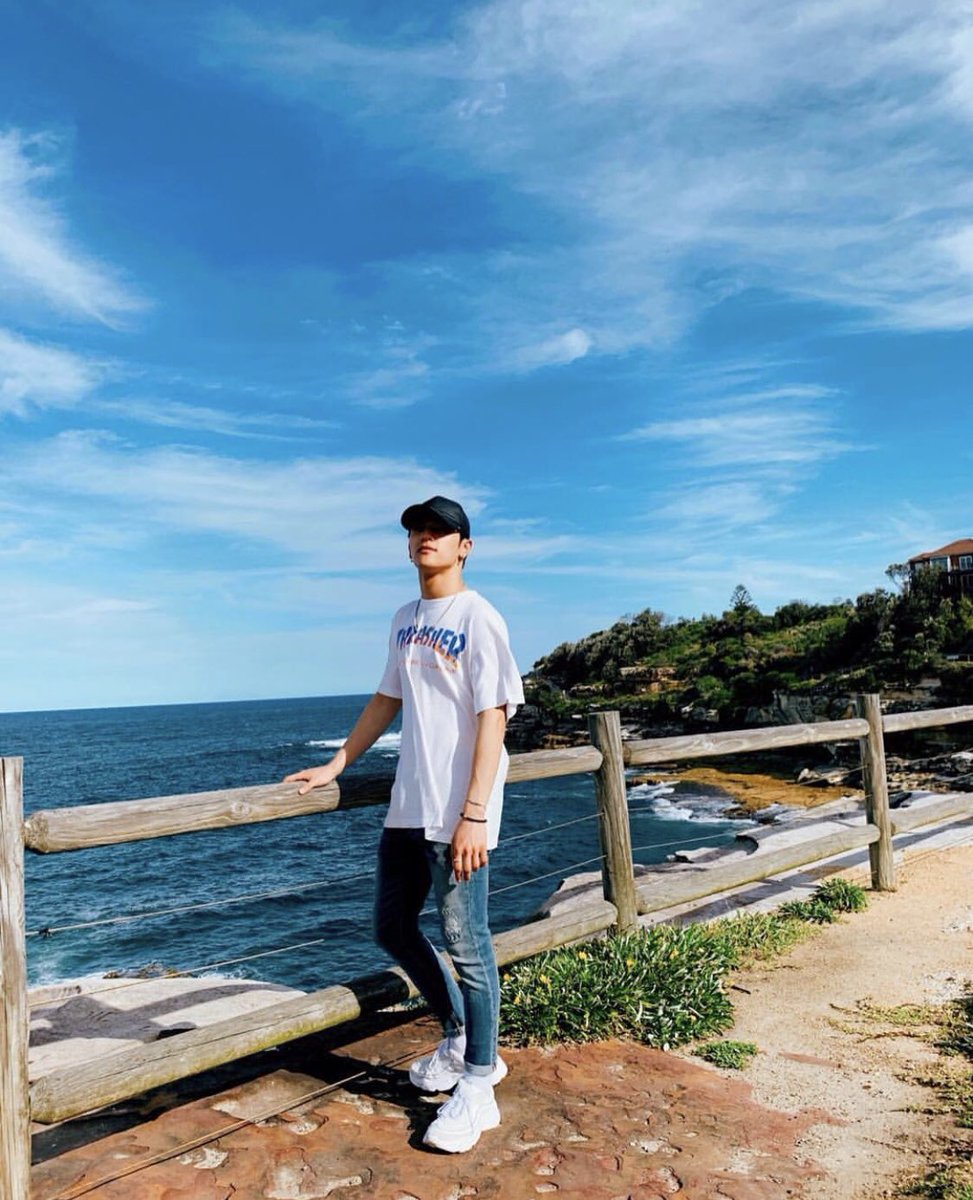 WooknowTH's tweet photo. "พี่อูจิน เมื่อไหร่จะกลับบ้าน"
"คิดถึงพี่แล้วหรอ พี่มาทำงานแค่5วันเองนะ เดี๋ยวกลับแล้วครับ"
"ป่าวอ่ะ ไม่มีคนซักผ้า กวาดบ้าน ถูบ้าน ทำกับข้าวให้"
"อีก2เดือนเจอกันนะที่รัก"

#WooKnow #อูลี #WooKnowFIC https://t.co/11naqUAycI