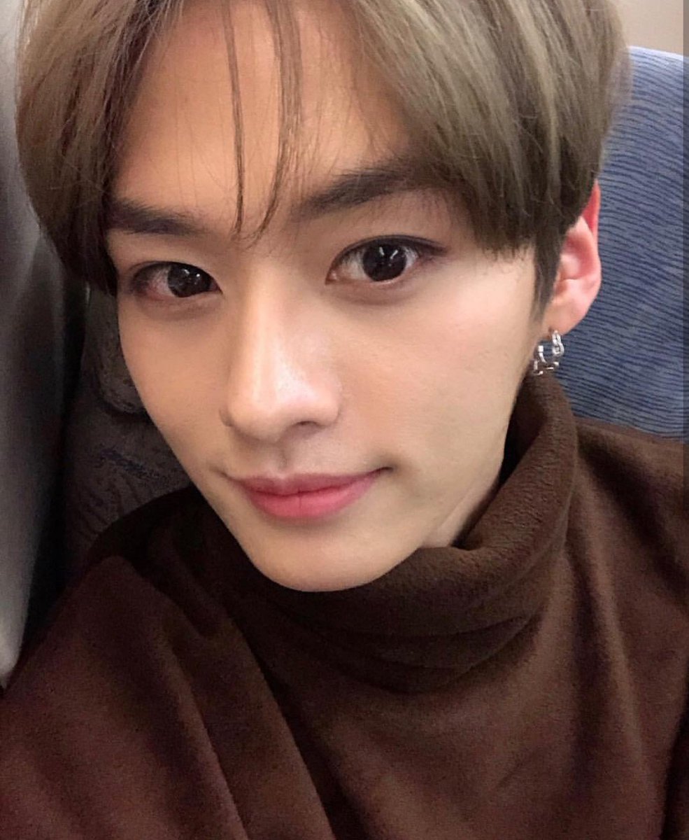 WooknowTH's tweet photo. "พี่อูจิน เมื่อไหร่จะกลับบ้าน"
"คิดถึงพี่แล้วหรอ พี่มาทำงานแค่5วันเองนะ เดี๋ยวกลับแล้วครับ"
"ป่าวอ่ะ ไม่มีคนซักผ้า กวาดบ้าน ถูบ้าน ทำกับข้าวให้"
"อีก2เดือนเจอกันนะที่รัก"

#WooKnow #อูลี #WooKnowFIC https://t.co/11naqUAycI