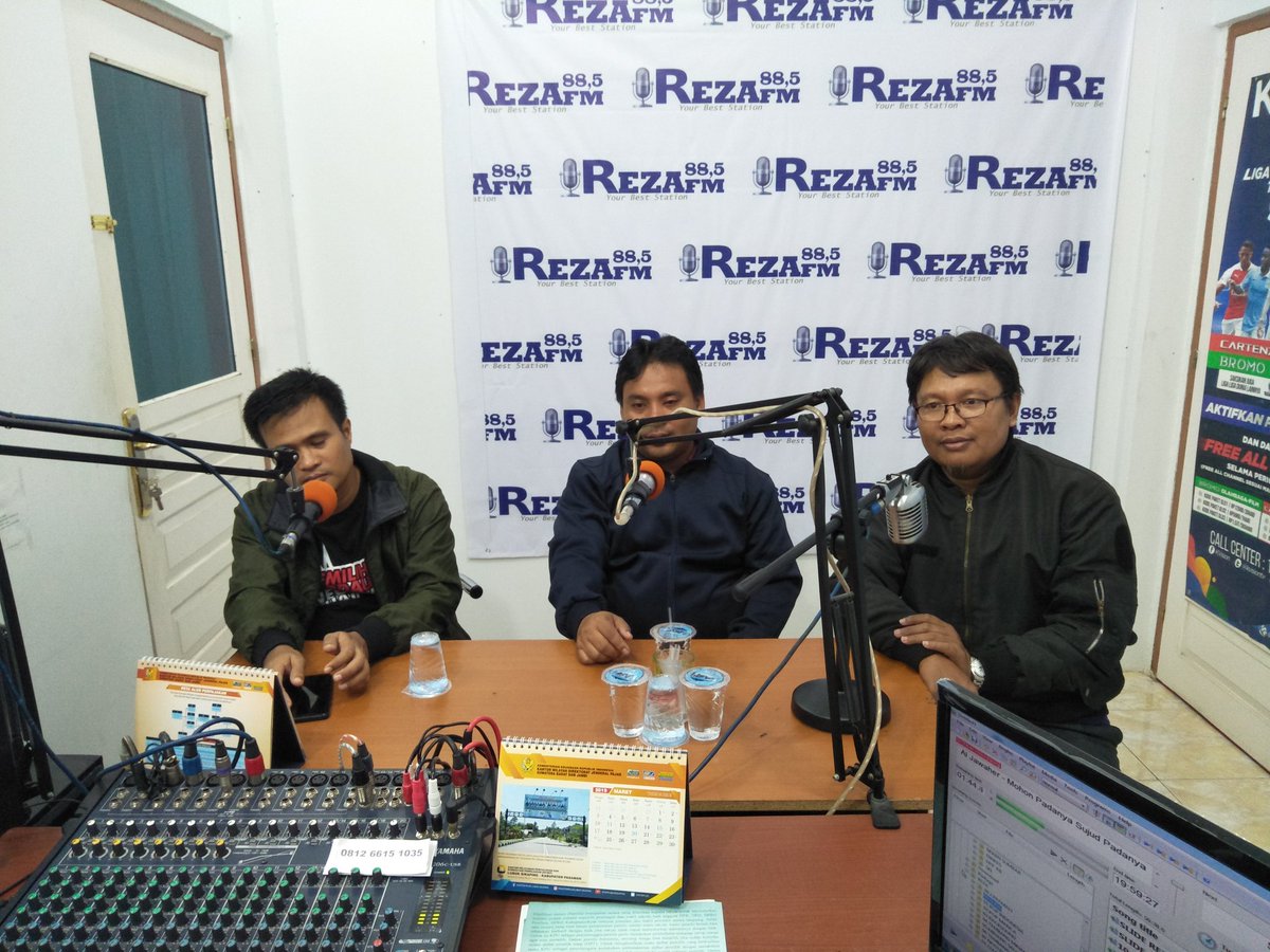 rezaradio's tweet photo. Dialog dengan KPU Kab. Pasaman" tentang "Daftar Pemilih dan sosialisi Pemilu serentak 17 April 2019". Langsung melalui 88,5 Reza FM dan streaming https://t.co/uOGOTp1MAI
#radiorezafm 
#radionyalubuksikaping
#dialogradio 
#sosialisasiKPU https://t.co/Hzh276nxVw