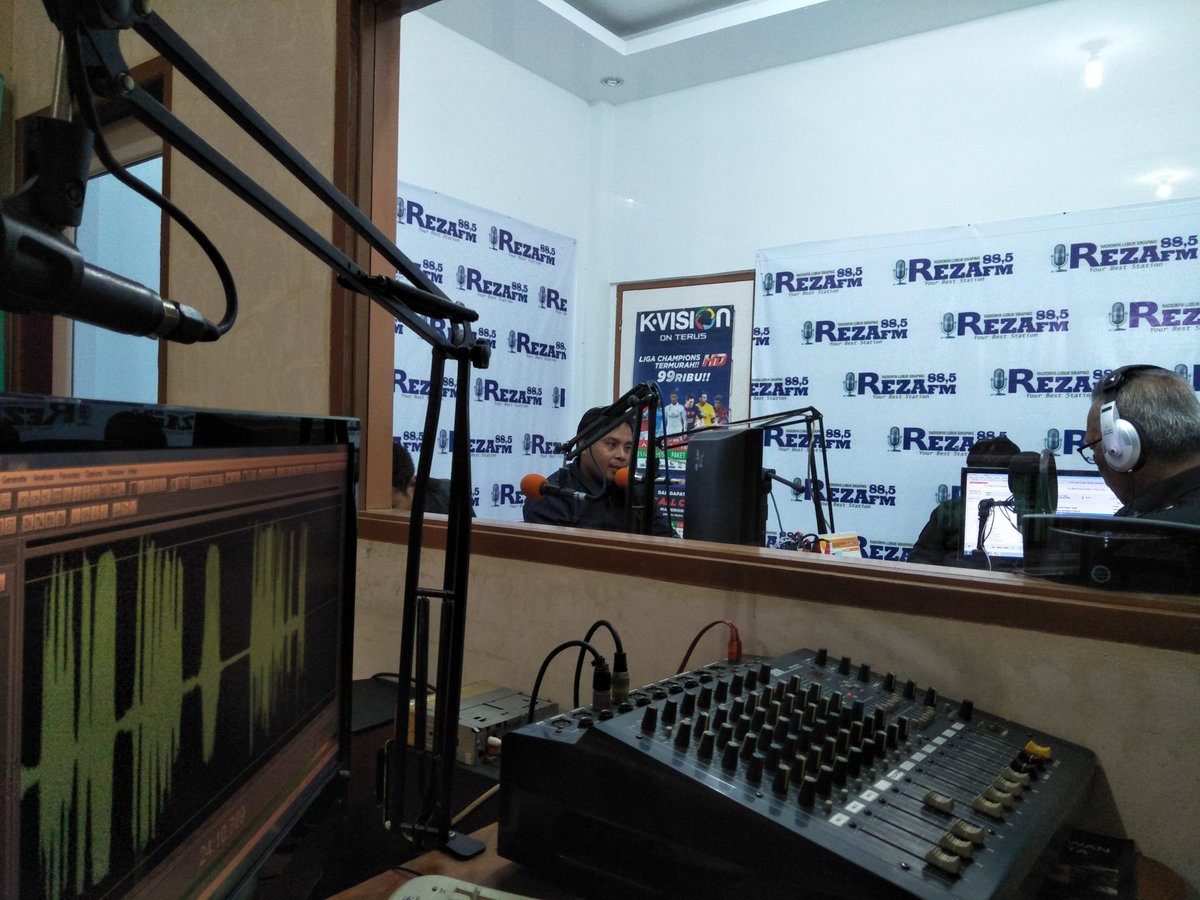 rezaradio's tweet photo. Dialog dengan KPU Kab. Pasaman" tentang "Daftar Pemilih dan sosialisi Pemilu serentak 17 April 2019". Langsung melalui 88,5 Reza FM dan streaming https://t.co/uOGOTp1MAI
#radiorezafm 
#radionyalubuksikaping
#dialogradio 
#sosialisasiKPU https://t.co/Hzh276nxVw