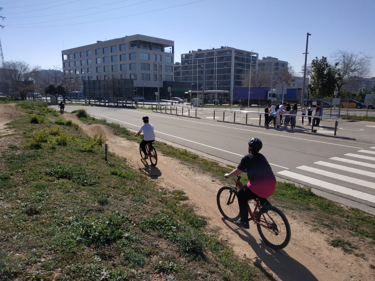 cebllob's tweet photo. 🚴‍♀️🚴‍♂️Ahir 40 alumnes de @EscolaBenviure de @AjSantBoi van participar a l'activitat de #PedalsEscola al @parciclistallob .🚴‍♂️🚴‍♀️ @esportcat @UCECcat https://t.co/ss4C2WAENl