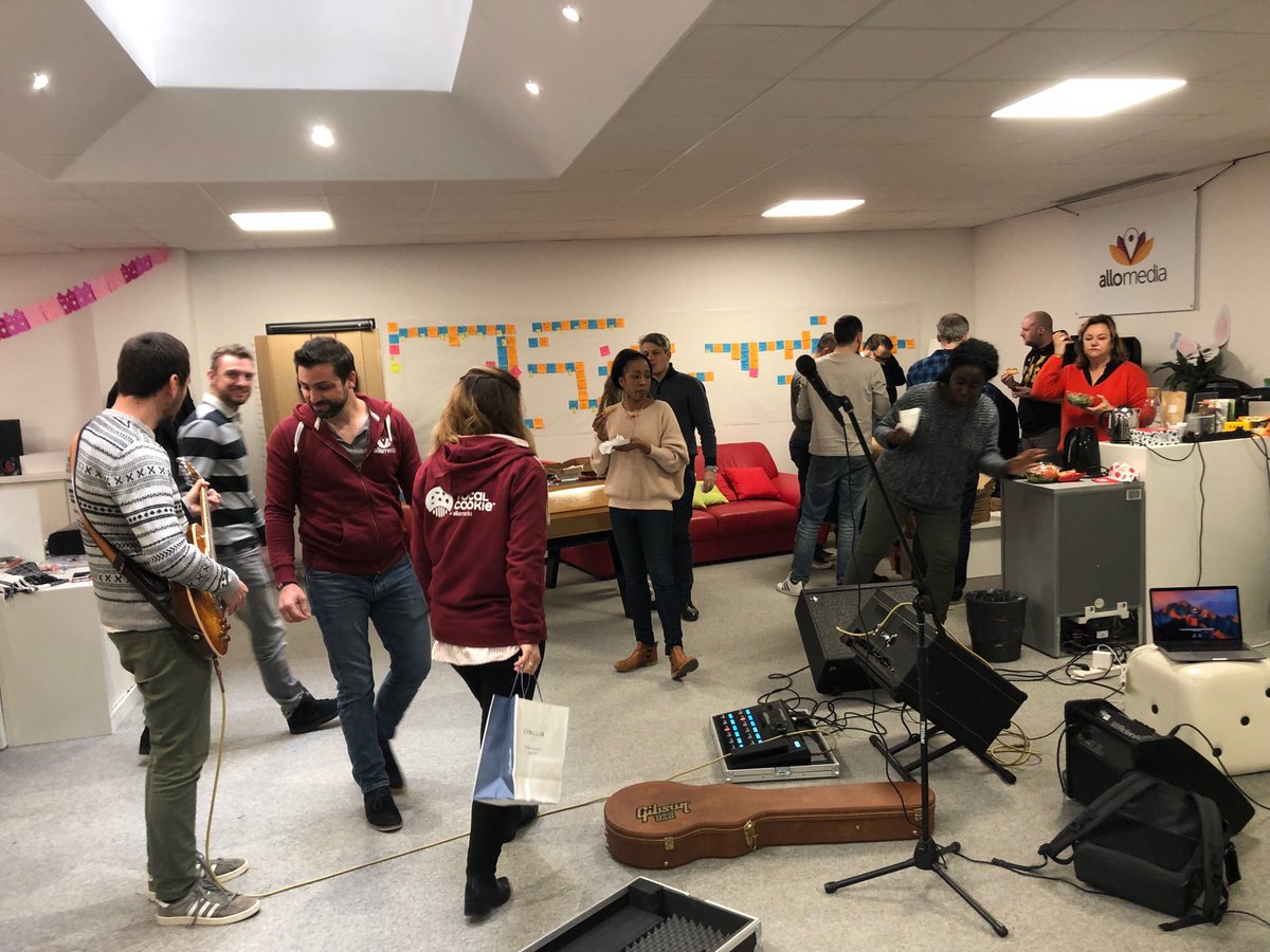 ⁦<a href="/AlloMedia/">uh!ive</a>⁩ music band having a pizza break 🎶 with ⁦<a href="/rsambarino/">Romain Sambarino</a>⁩