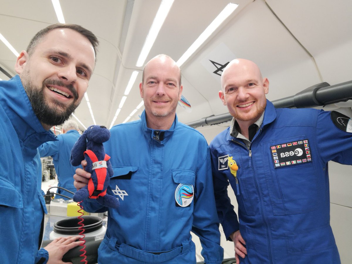 BAMResearch's tweet photo. Überraschung an Bord! Der Proband beim “Nachbar-Experiment” ist Alexander Gerst, der sich zwischen den Parabeln noch kurz Zeit für ein Selfie mit Kai Hilgenberg und Jens Günster nahm. Danke, @Astro_Alex!#BAMresearch #BAMzeroG https://t.co/P1yRl1Tn2c