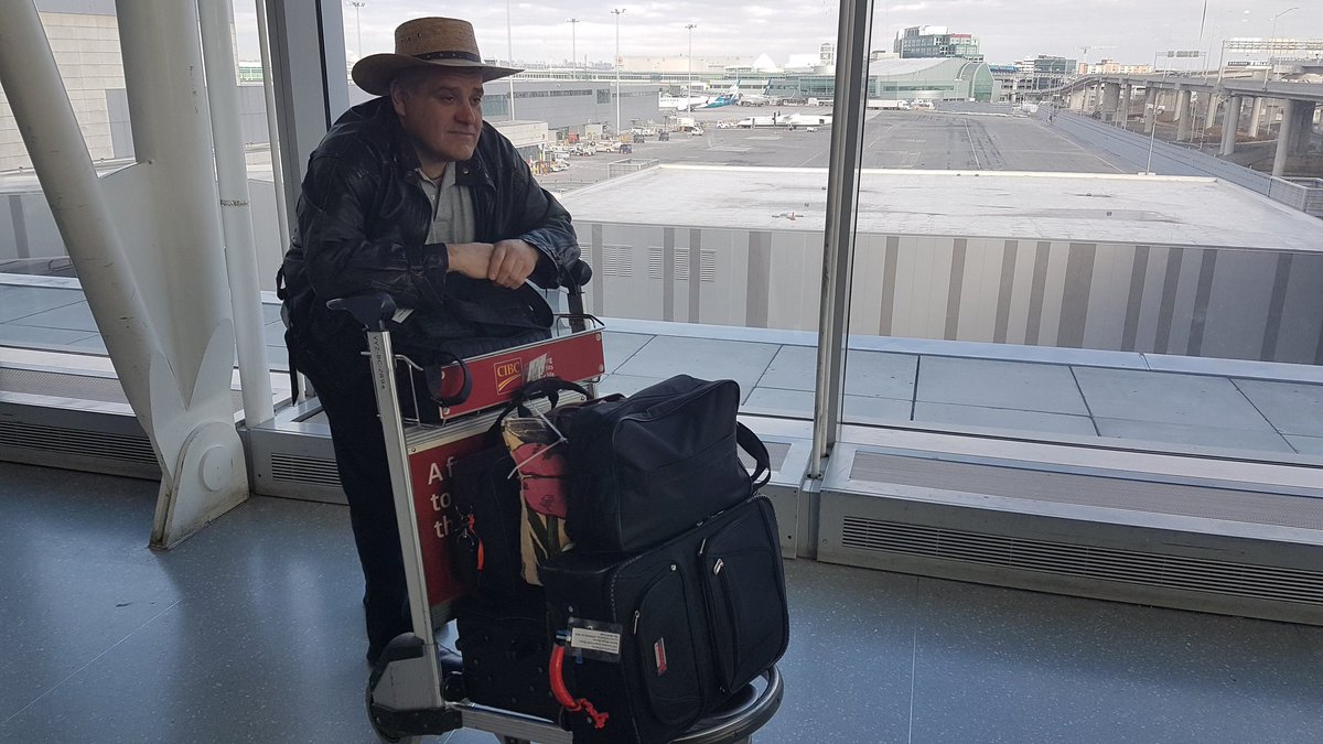 Menifish's tweet image. Distraught White Flyers captain @johnpitos can't figure out his next move. #thathat #gonefishingtoosoon #golfing #confused #sleeplessnights #cryinghimselftosleep #suckitupbuttercup @fn_hockey