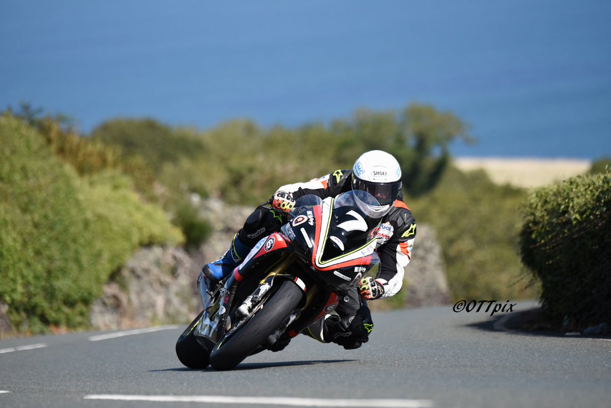 OTTpix's tweet photo. Bringing a bit of Manx sunshine to brighten the day up. Darryl Tweed in the 2018 MGP Junior Race. @RacingTweed @ManxGrandPrix https://t.co/fKag1tcrB7