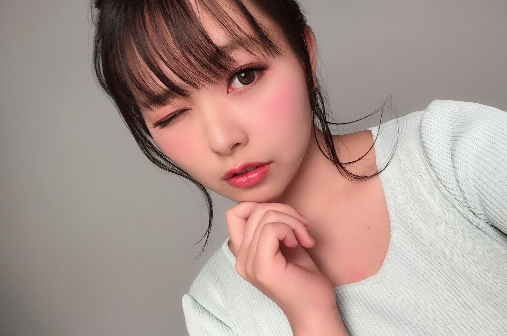 みずよってぃー 中学生の頃 この重たい一重のせいで 睨まれた とか 目つき悪い ブス って言われてすごく落ち込んだけど メイクするようになってからはそういうことを言われなくなって だから私にとってメイクは欠かせないし魔法みたいなもの 化粧品