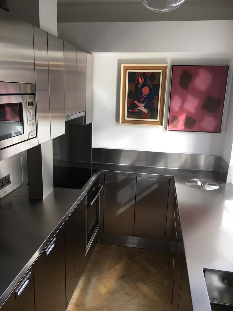 mpmengineering's tweet image. Back in #london today to finish the last piece of boxing for this compact full #stainlesssteel #kitchen complete with #welded #sink #worktop #splashback #worktops #interiordesign #interiors #commercialkitchen #bespoke #uk #kitchendecor #architecture #kitchendesign #kitchencabinet