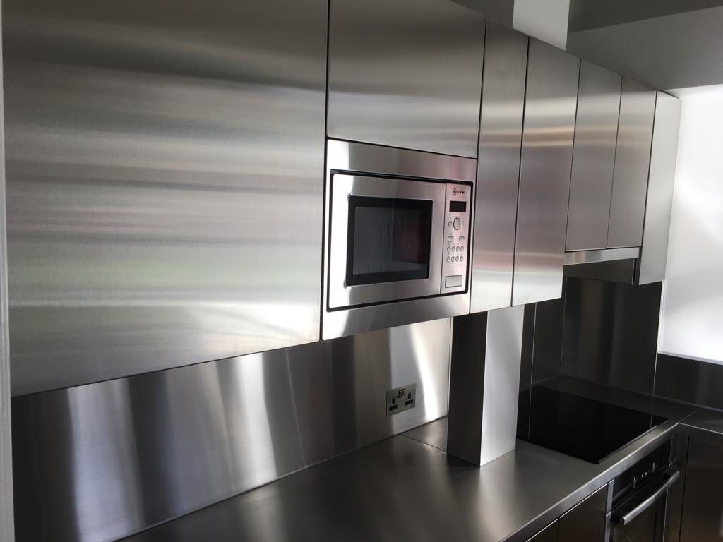 mpmengineering's tweet image. Back in #london today to finish the last piece of boxing for this compact full #stainlesssteel #kitchen complete with #welded #sink #worktop #splashback #worktops #interiordesign #interiors #commercialkitchen #bespoke #uk #kitchendecor #architecture #kitchendesign #kitchencabinet