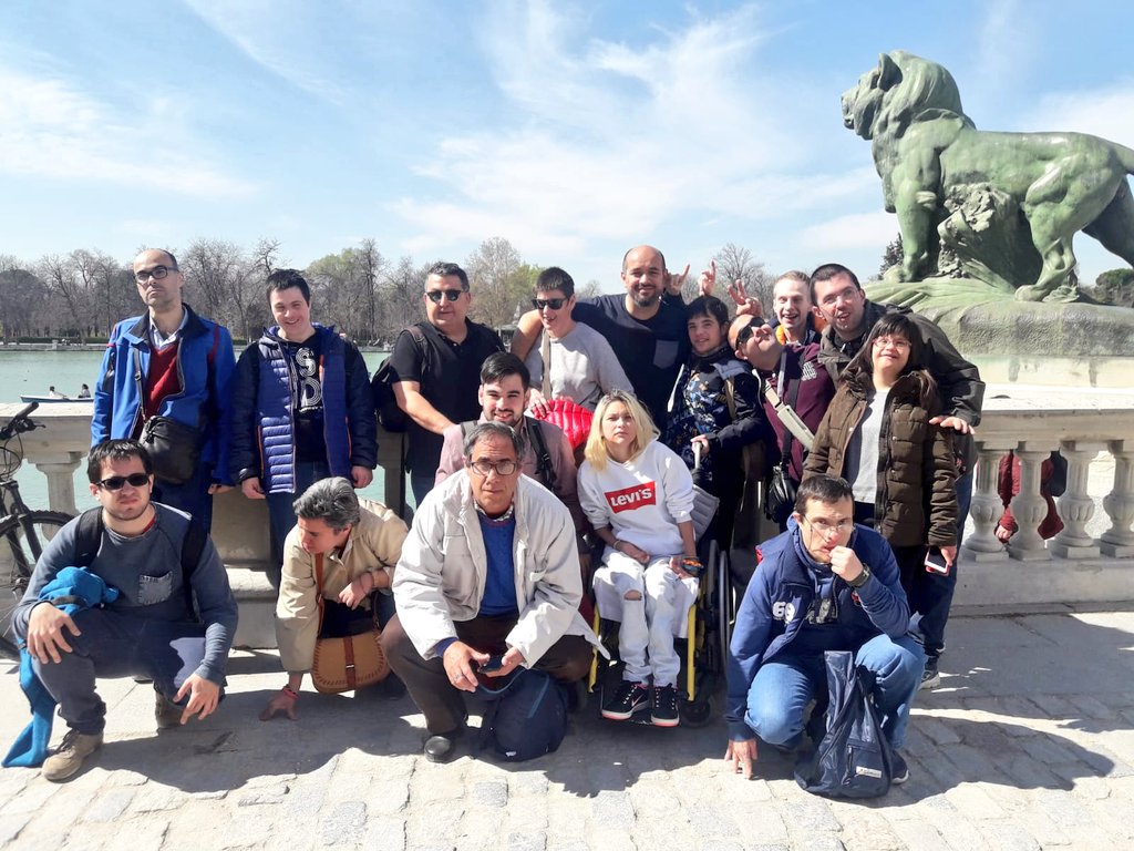 Atención! ¡¡Hoy tomamos Madrid!! Este fantástico grupos de personas pertenecientes a @AtadesHuesca <a href="/AszaAragon/">ASZA</a> <a href="/DownHuesca/">Down Huesca</a> <a href="/ASPACE_Huesca/">ASPACE Huesca</a> y CADIS están de visita hoy en la capital para conocer el #CongresodelosDiputados ¿<a href="/Congreso_Es/">Congreso</a> estáis preparados? :)