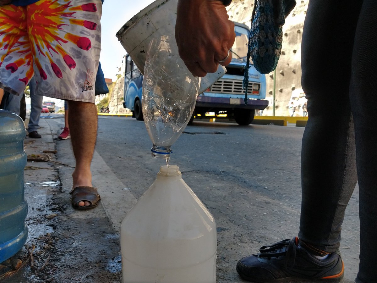 #12Mar 9:40am Caracas: tras más de 100 horas sin agua, pobladores sedientos tratan de colectar el líquido en cualquier lugar.

La salud e integridad física de millones está en riesgo debido a la prolongada crisis de abastecimiento de agua potable.