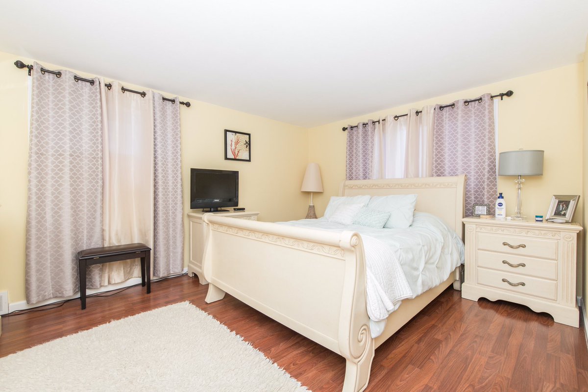 picturemehomeOH's tweet photo. Newly remodeled home in Lyndhurst, Ohio. 4 bedrooms includes master with en-suite. #realestate #lyndhurst #updatedkitchen #realestatephotography https://t.co/aWiaq0qhty